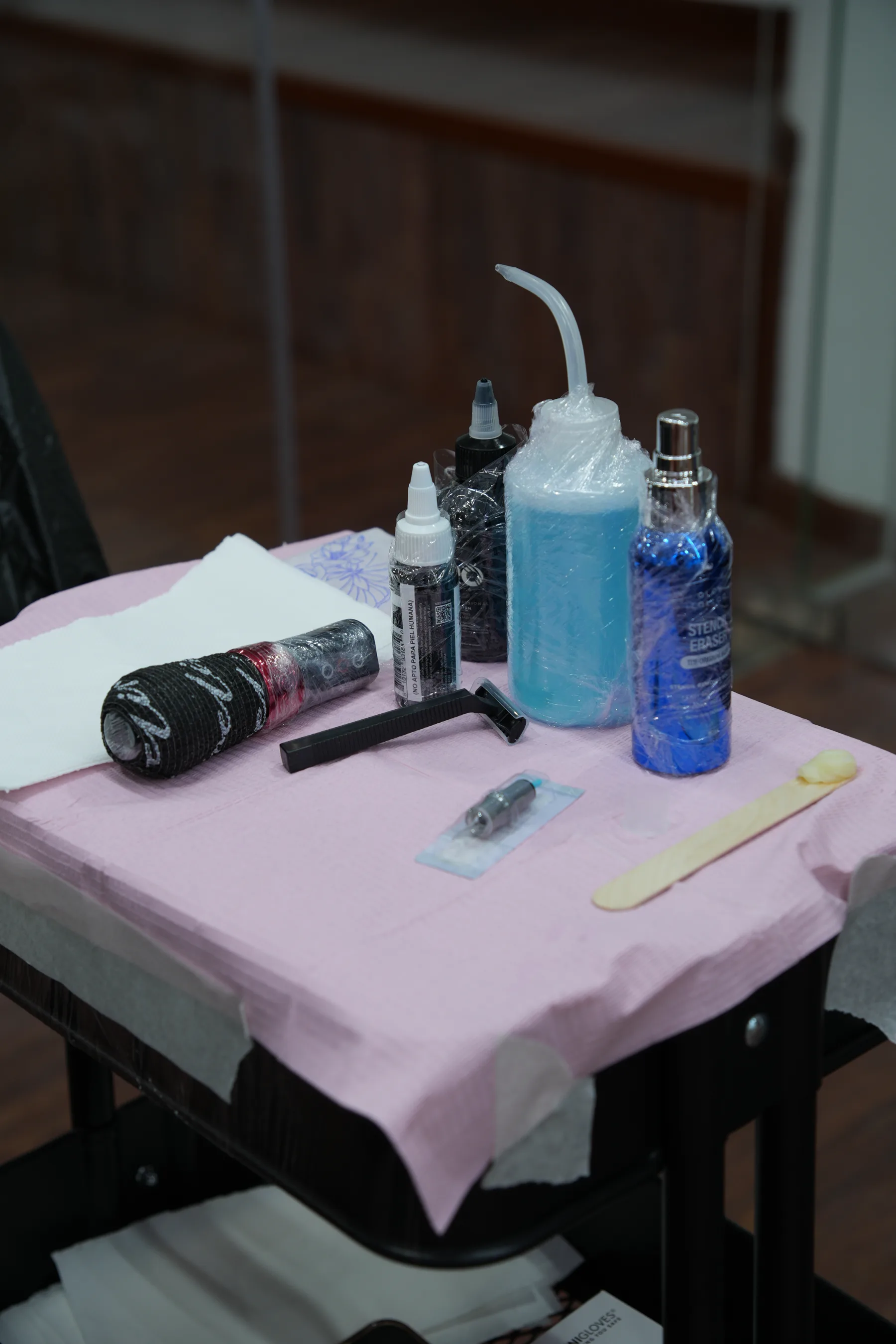 Material preparado para la práctica de tatuaje